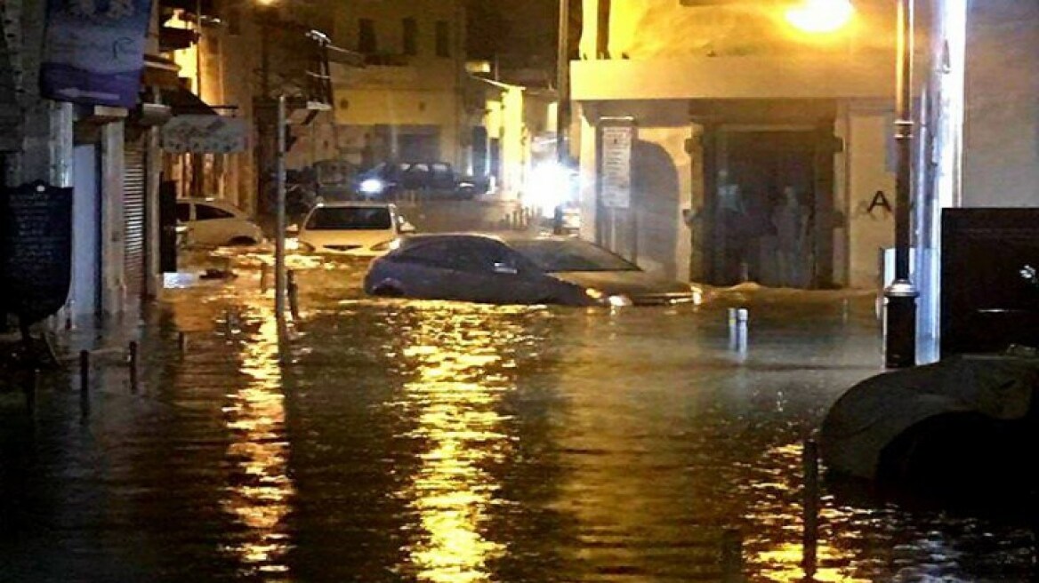 «Θεομηνία» στην Κύπρο: Πλημμύρισαν σπίτια και δρόμοι - Εγκλωβίστηκαν οδηγοί